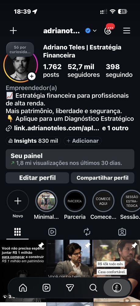 Captura real do perfil de Adriano Teles no Instagram, com nome, bio, destaques e posts fixados.